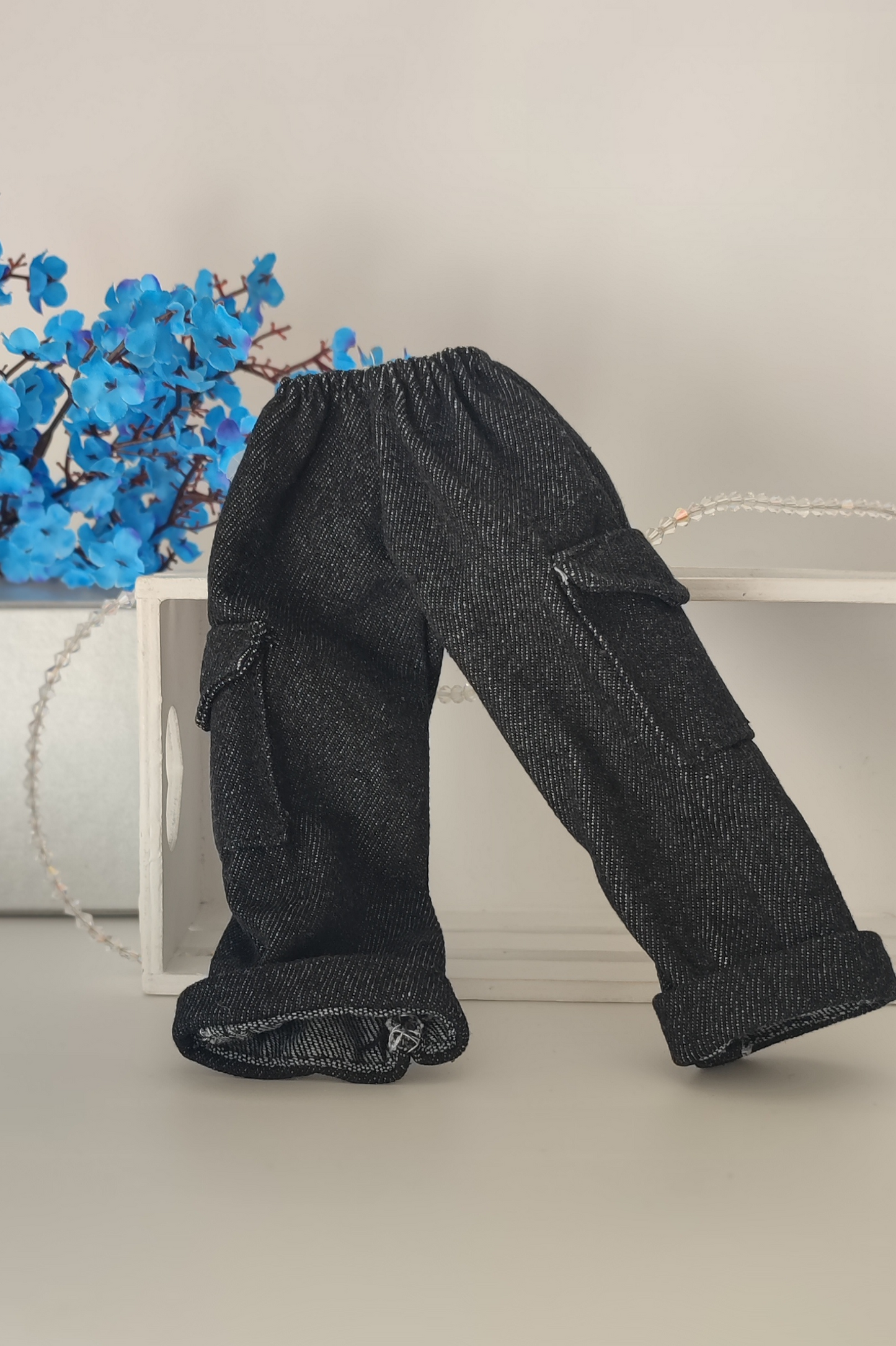 Muñeca Carla Flila + Conjunto Sudadera Azul y Vaquero Cargo Negro