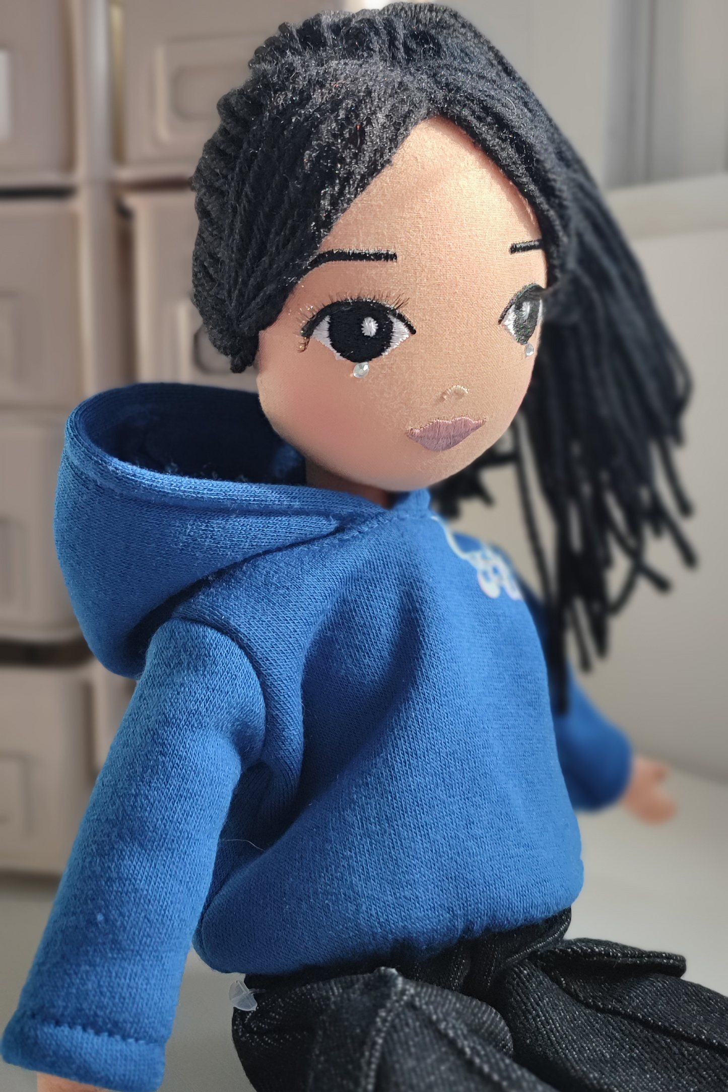 Muñeca Carla Flila + Conjunto Sudadera Azul y Vaquero Cargo Negro