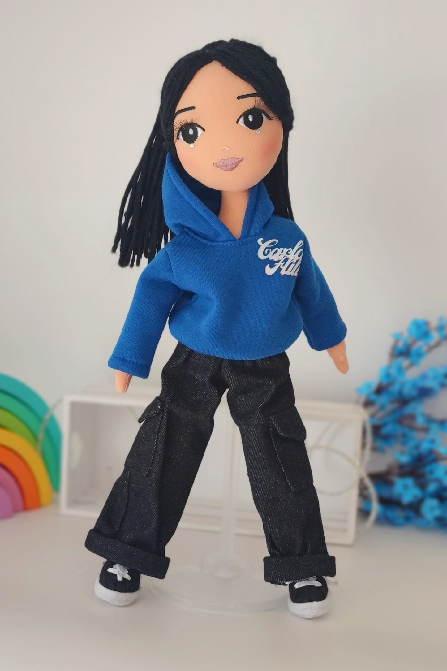 Muñeca Carla Flila + Conjunto Sudadera Azul y Vaquero Cargo Negro