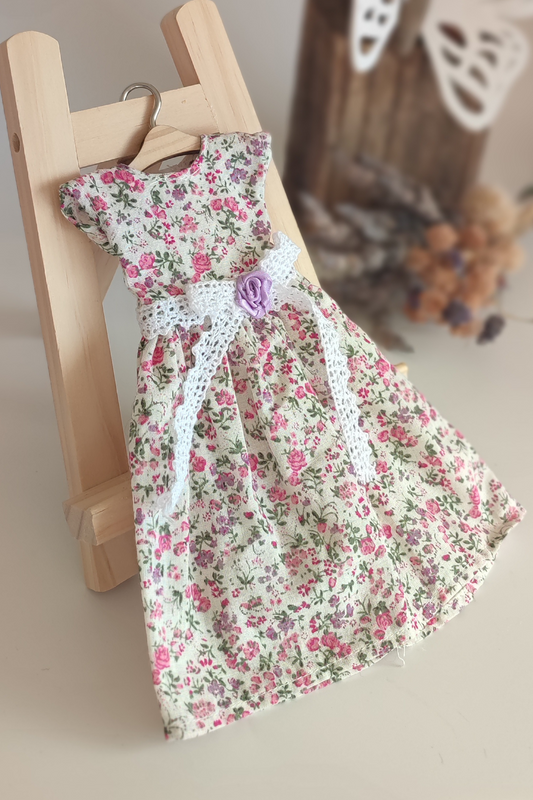 Vestido de muñeca con flores moradas y rosas