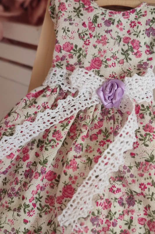 Vestido de muñeca con flores moradas y rosas