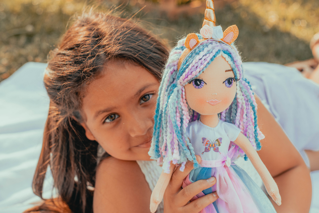 Descubre el viaje de la muñeca Iris – Drimydolls