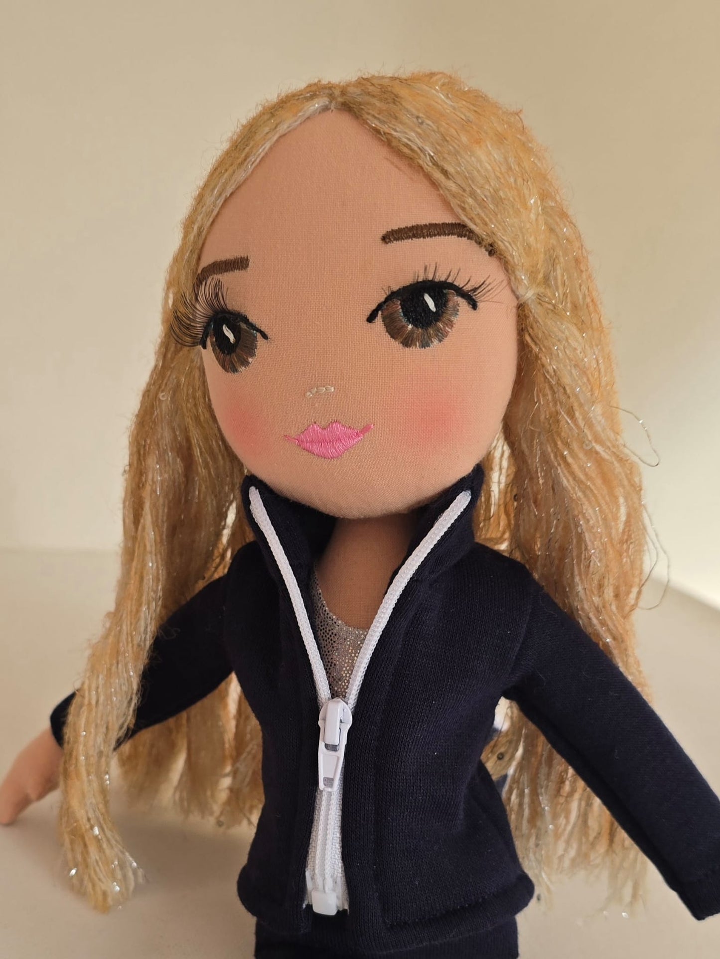 Rubio medio largo gimnasta chandal closeup