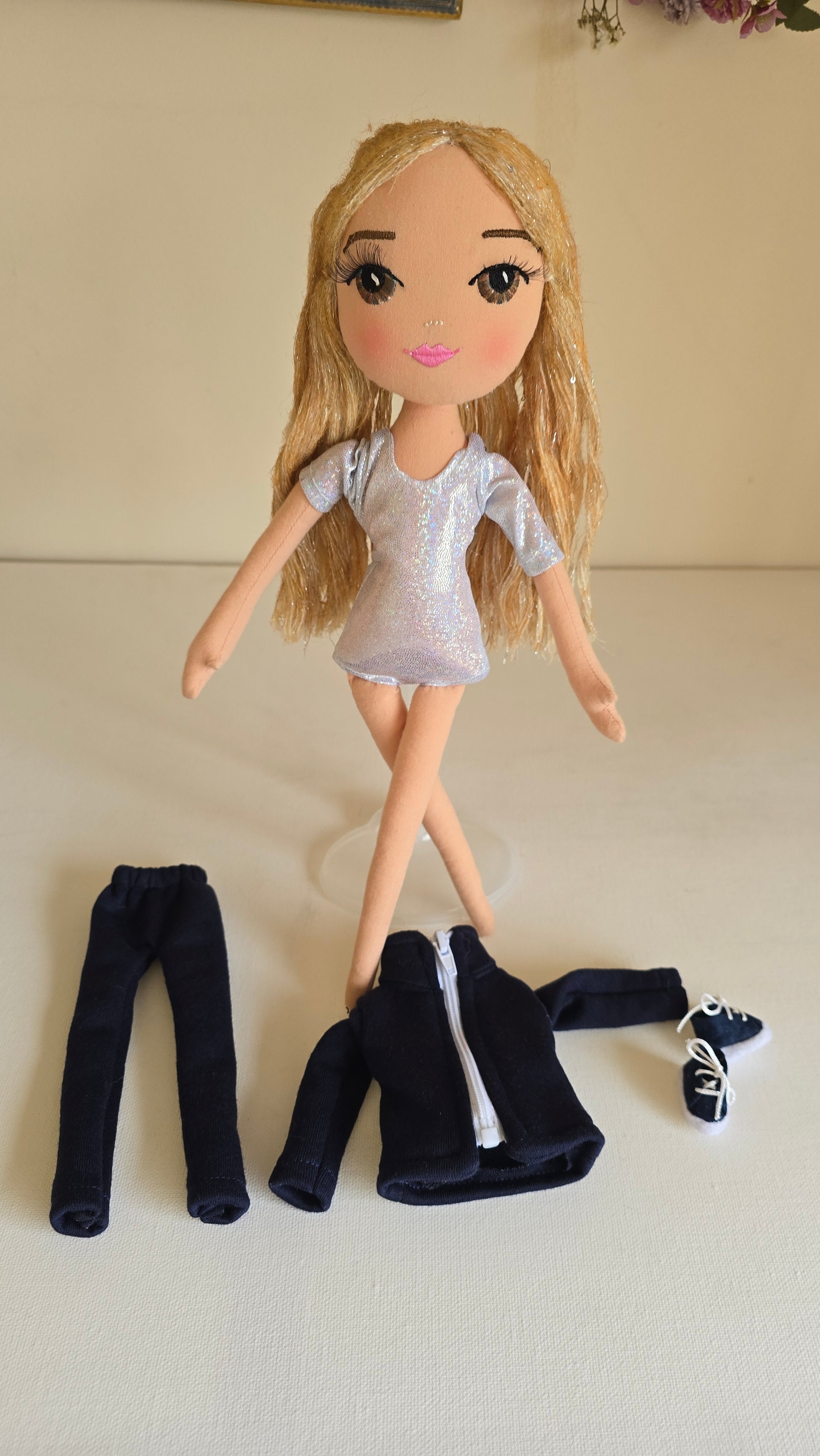 Rubio medio largo gimnasta maillot y chandal