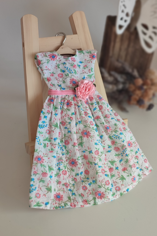 Vestido de muñeca con flores rosa y azules