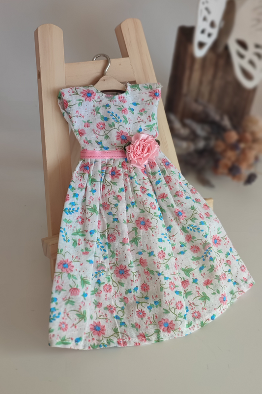 Vestido de muñeca blanco con flores claritas