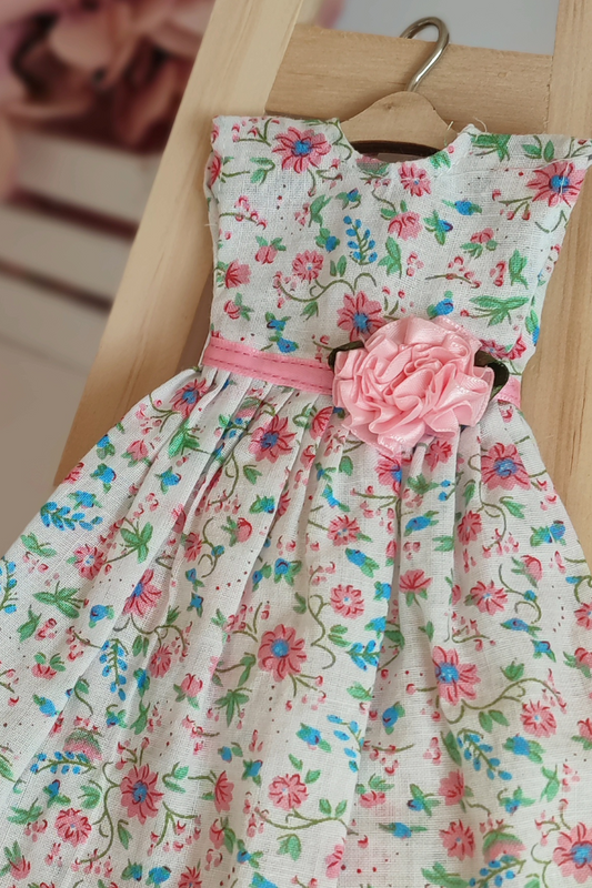 Vestido de muñeca con flores rosa y azules
