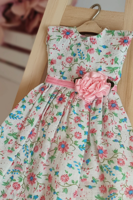 Vestido de muñeca blanco con flores claritas