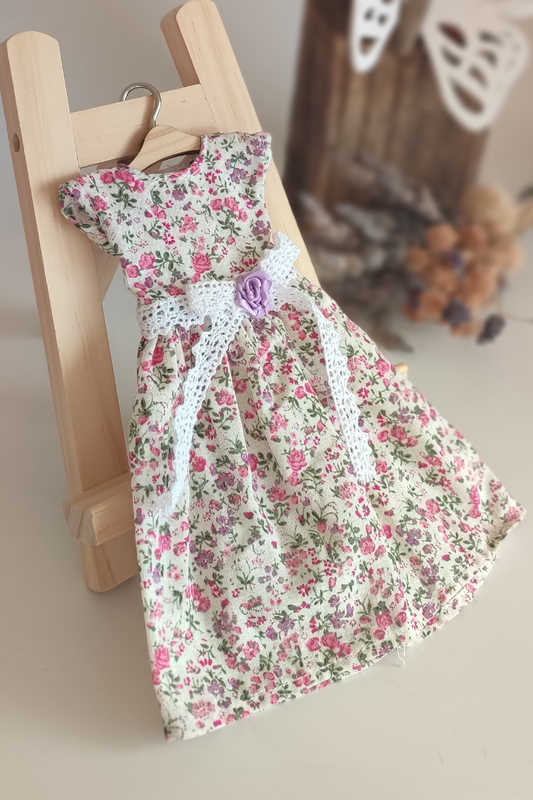 Vestido de muñeca con flores oscuras