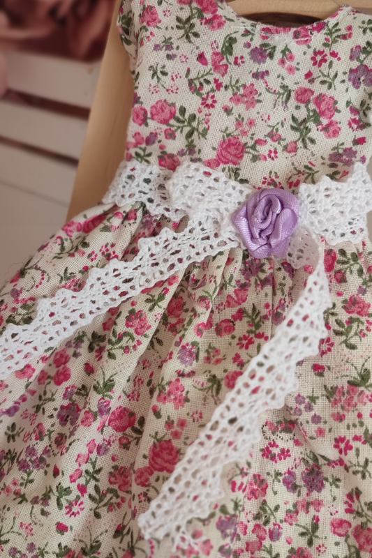 Vestido de muñeca con flores oscuras