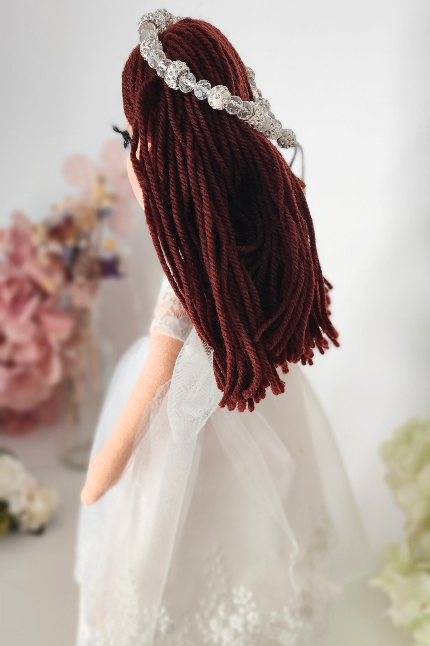Muñeca de comunión con el pelo castaño y diadema de Swarovski
