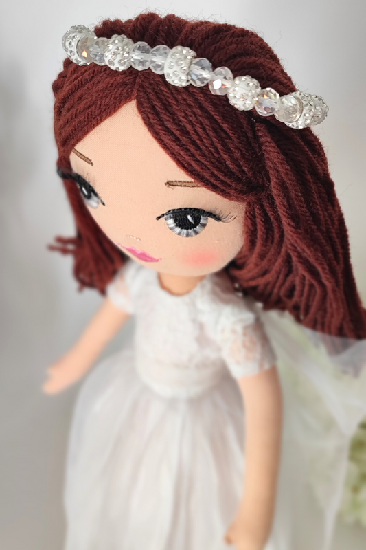 Muñeca de comunión con el pelo castaño y diadema de Swarovski